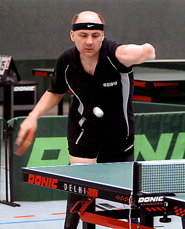 Jan-Christoph Ihrens – ein dreifach-Amputierter spielt Tischtennis