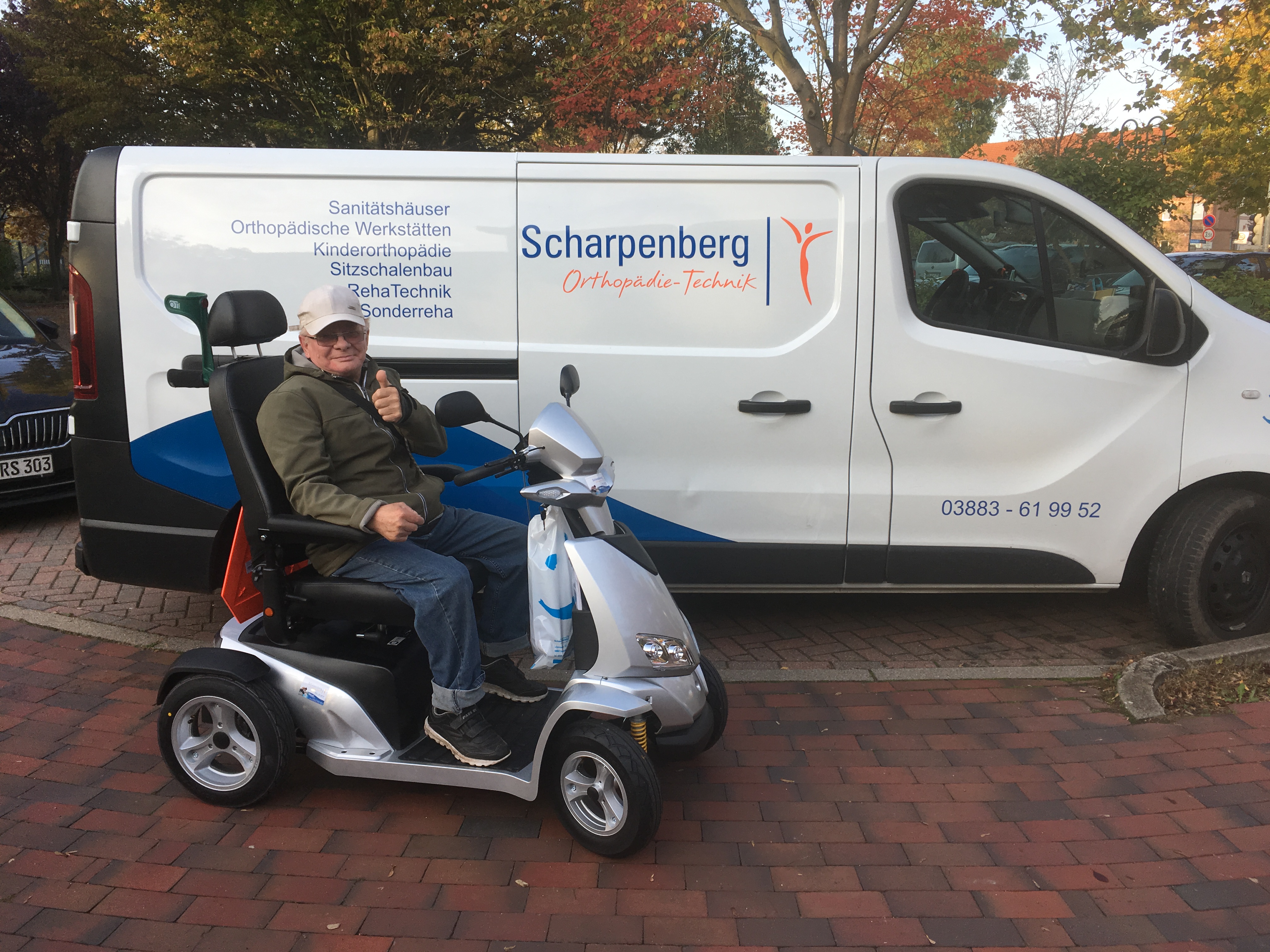 Stolzer Besitzer des Scooters von Aktiv Deutschland