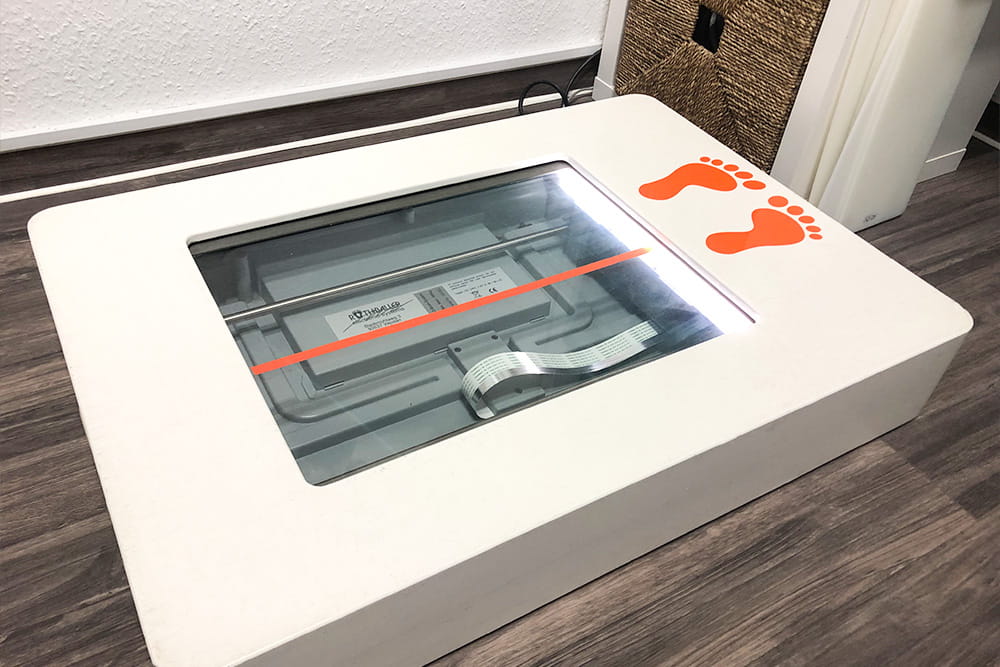 Ein großer weißer Kasten zum darauf stellen mit durchsichtiger Scan-Fläche in der mitte