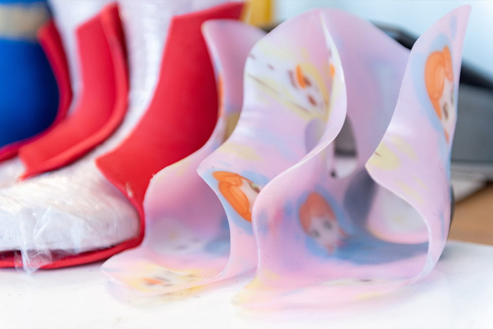 Zwei Paar Kinderorthesen, die sich noch in der Herstellung befinden