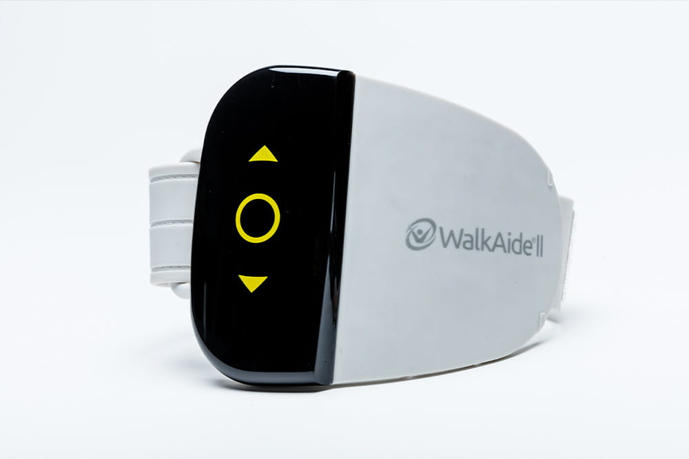 Nahaufnahme von einem weißen Gerät zum umschnallen am Bein mit LED Display