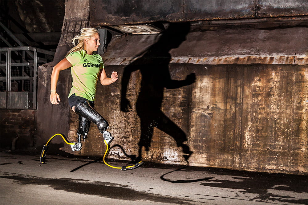 Vanessa Low mit ihen beiden Beinprothesen im Sprint