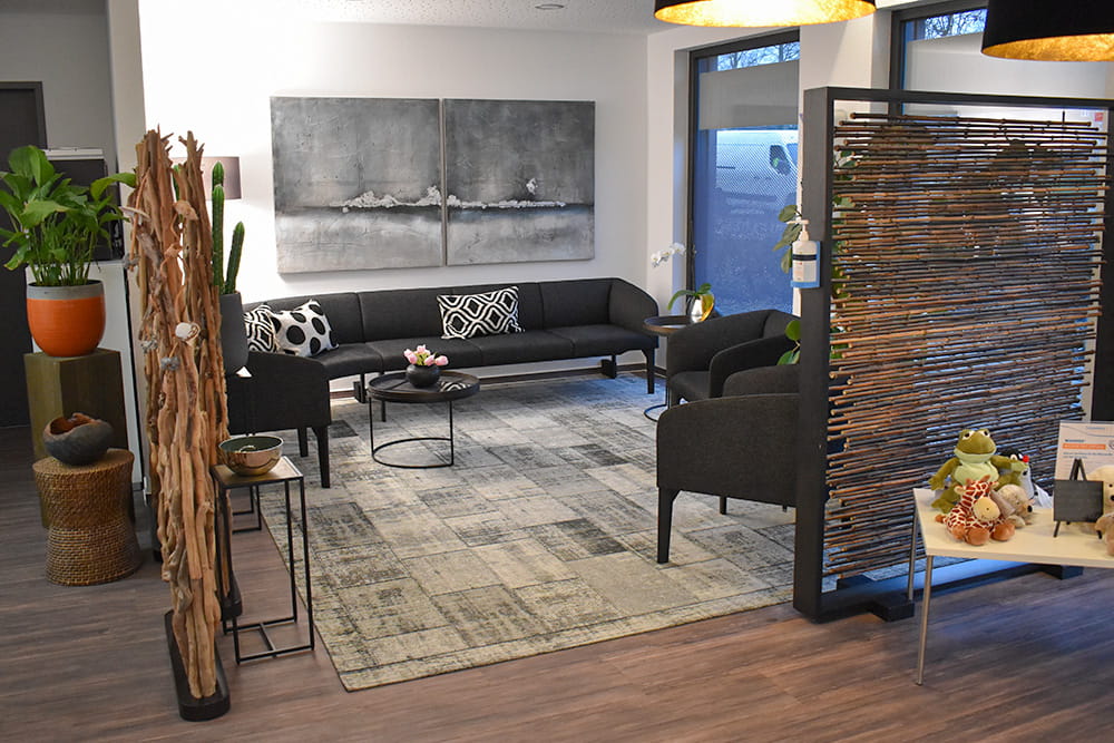 Ein Handwerker der Instrumente herstellt mit einer Handbandage