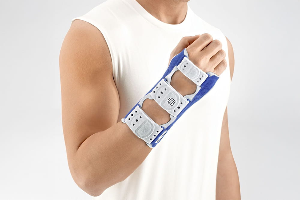 Ein Mann mit einer Bauerfeind Manuloc Bandage hält diese vor sich in die Kamera.