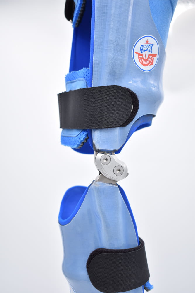 Nahaufnahme einer Beinorthese mit Hansa Rostock Motiv.