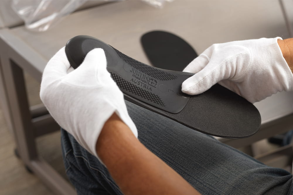 Ein Mann mit weißen Handschuhen passte gerade eine Jurtin Einlage an.