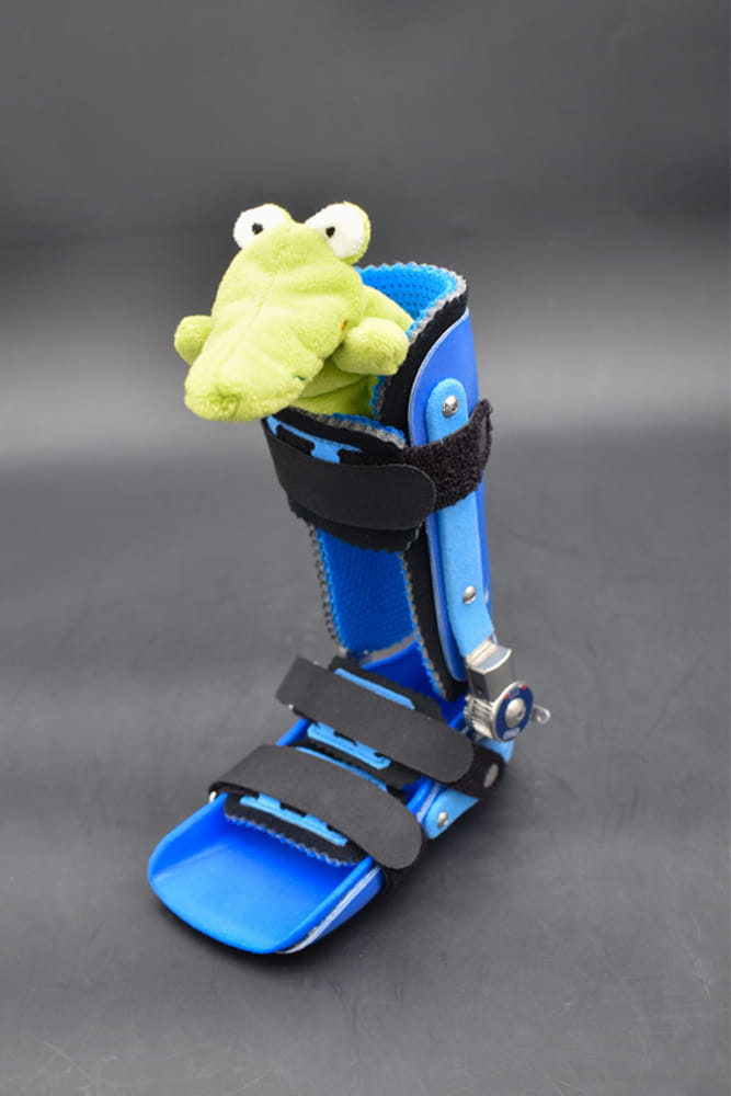 Eine Kinderorthese mit Plüschtier.