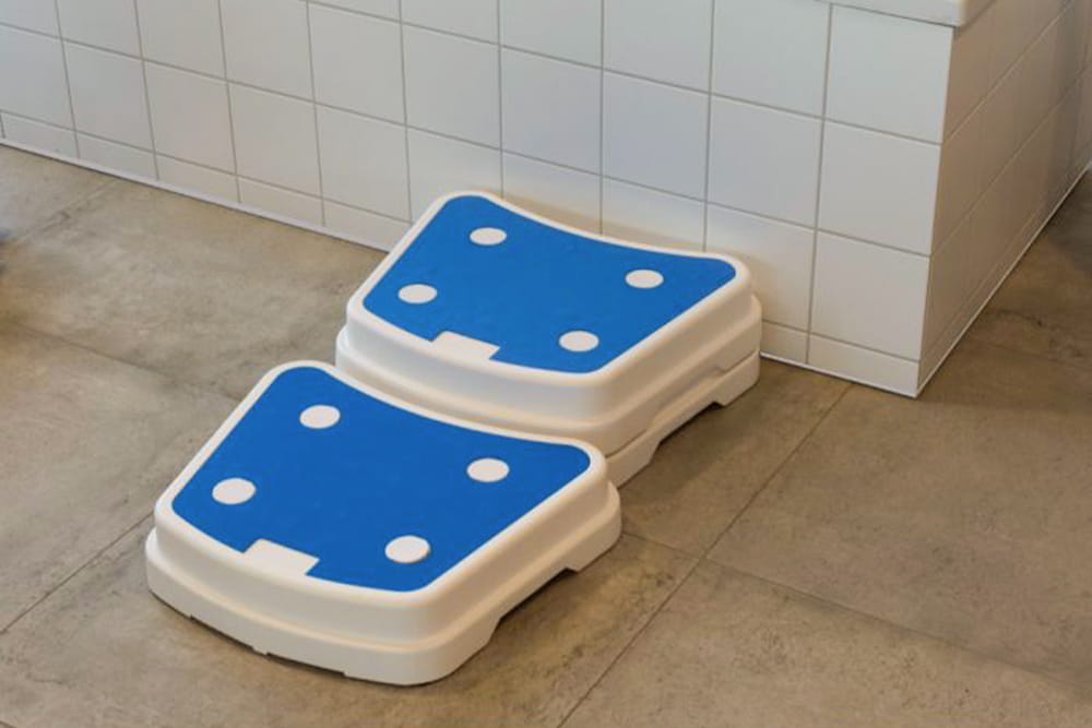 Stabelbare Treppen, um den Einstieg in die Badewanne zu erleichtern.
