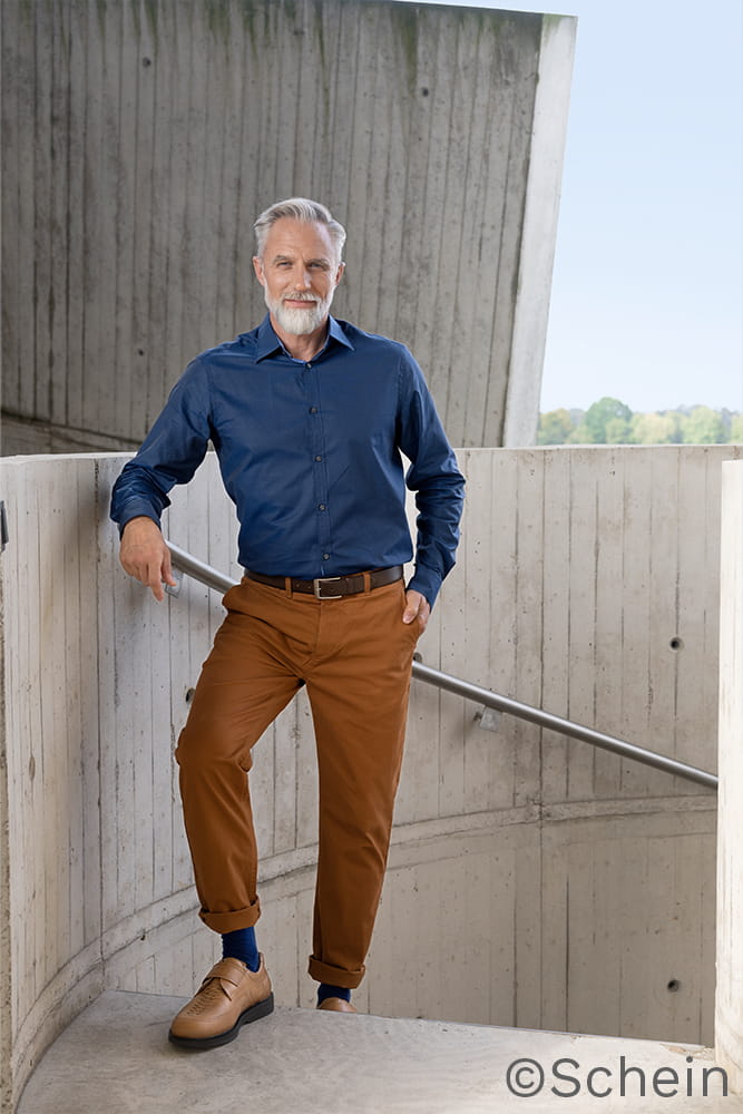 Ein Mann steht in einem modernen Haus auf der Treppe.